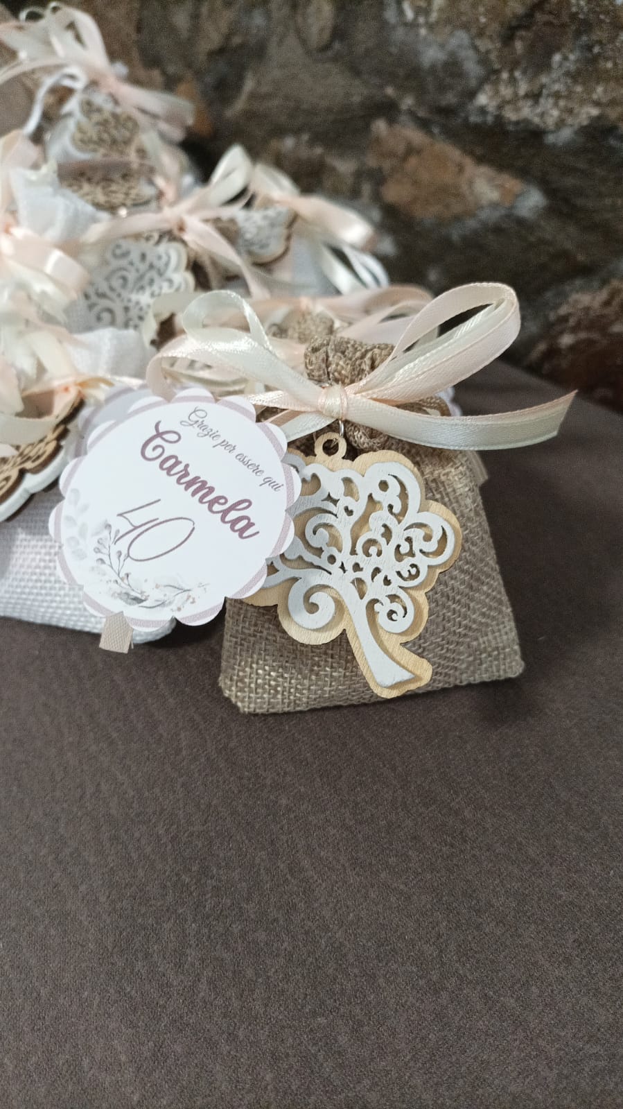 Mini bomboniera sacchetto in iuta con tag in legno/ portachiavi/ calamita